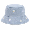Chapeau bob bleu clair avec broderie de marguerites